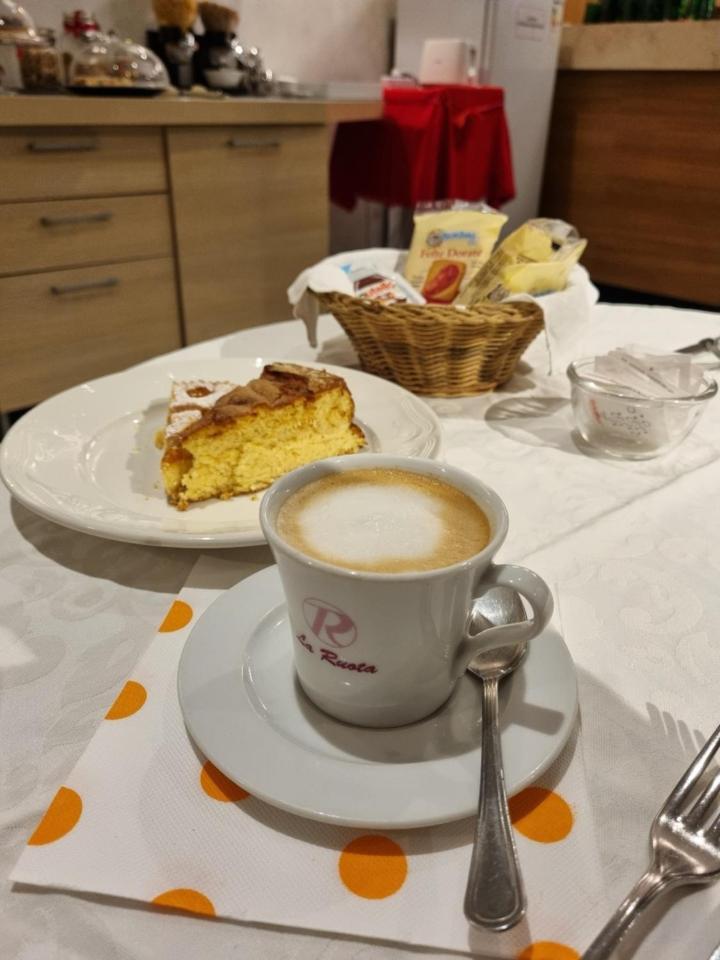 La Ruota Hotel Морбеньо Екстериор снимка